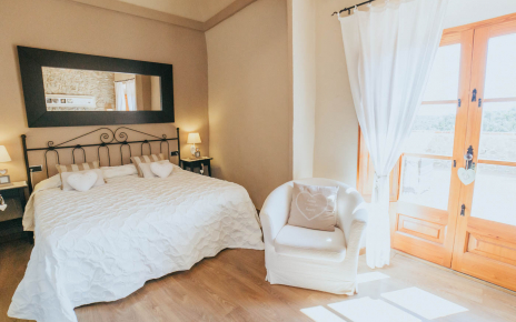 Suite Ginesta: twin bedded room (can be converted into king size bed)